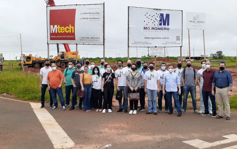 equipe informa no loca da nova sede